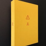 Etui en toile, titré en sérigraphie.