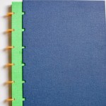 Etui en toile pour classeur à anneaux.